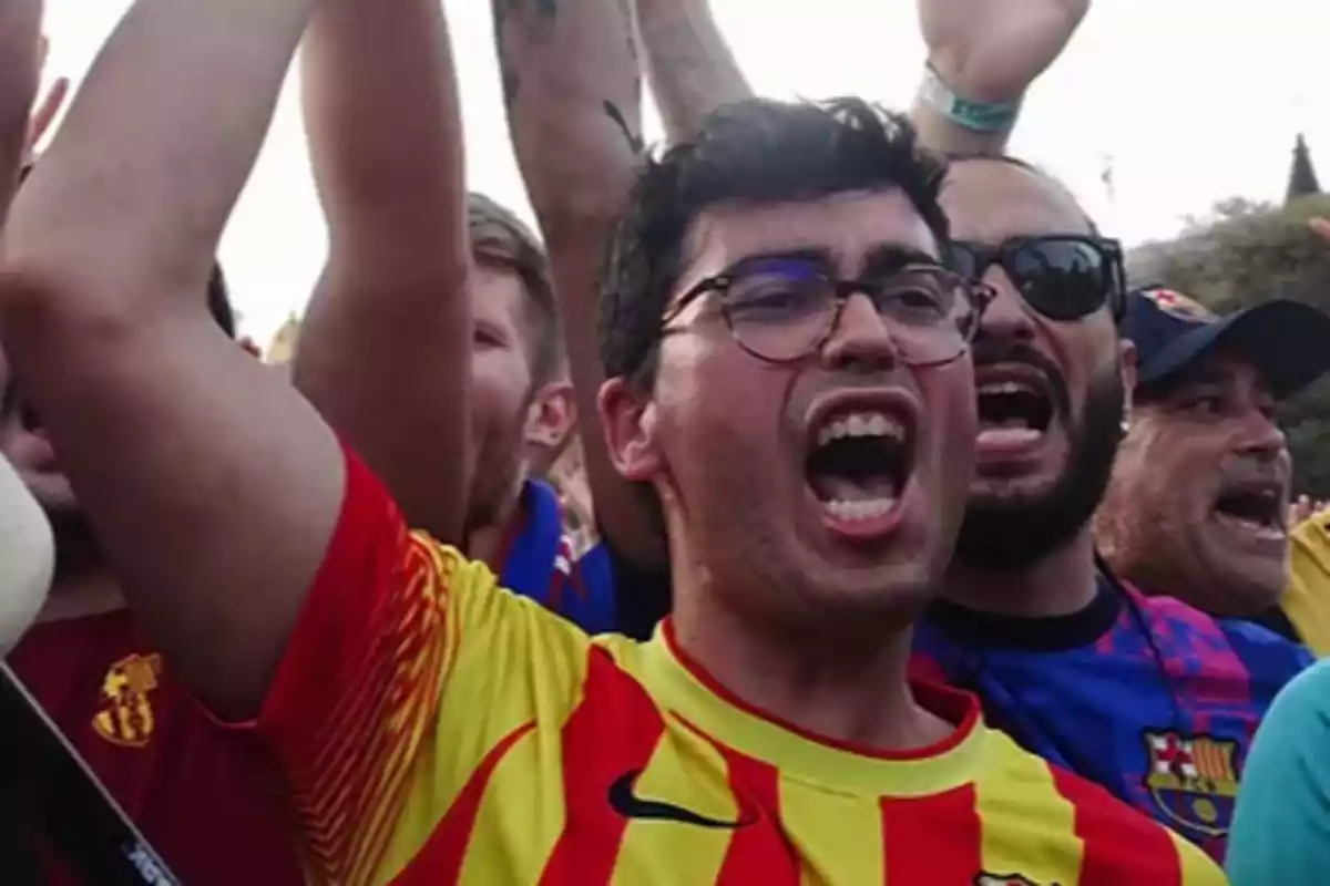 Aficionats del Barça, animant el Barça a la plaça Catalunya, durant la final davant el Lió del 2022