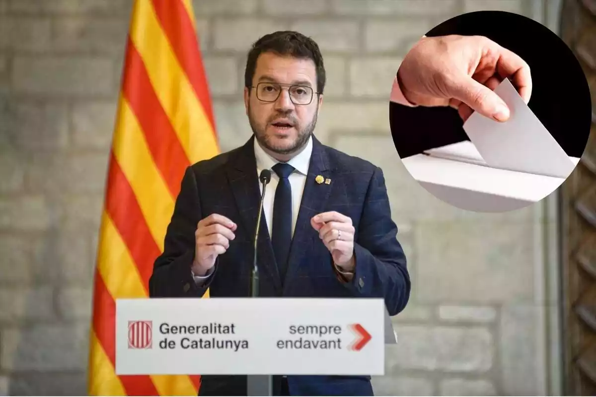 Pere Aragonès amb un home votant