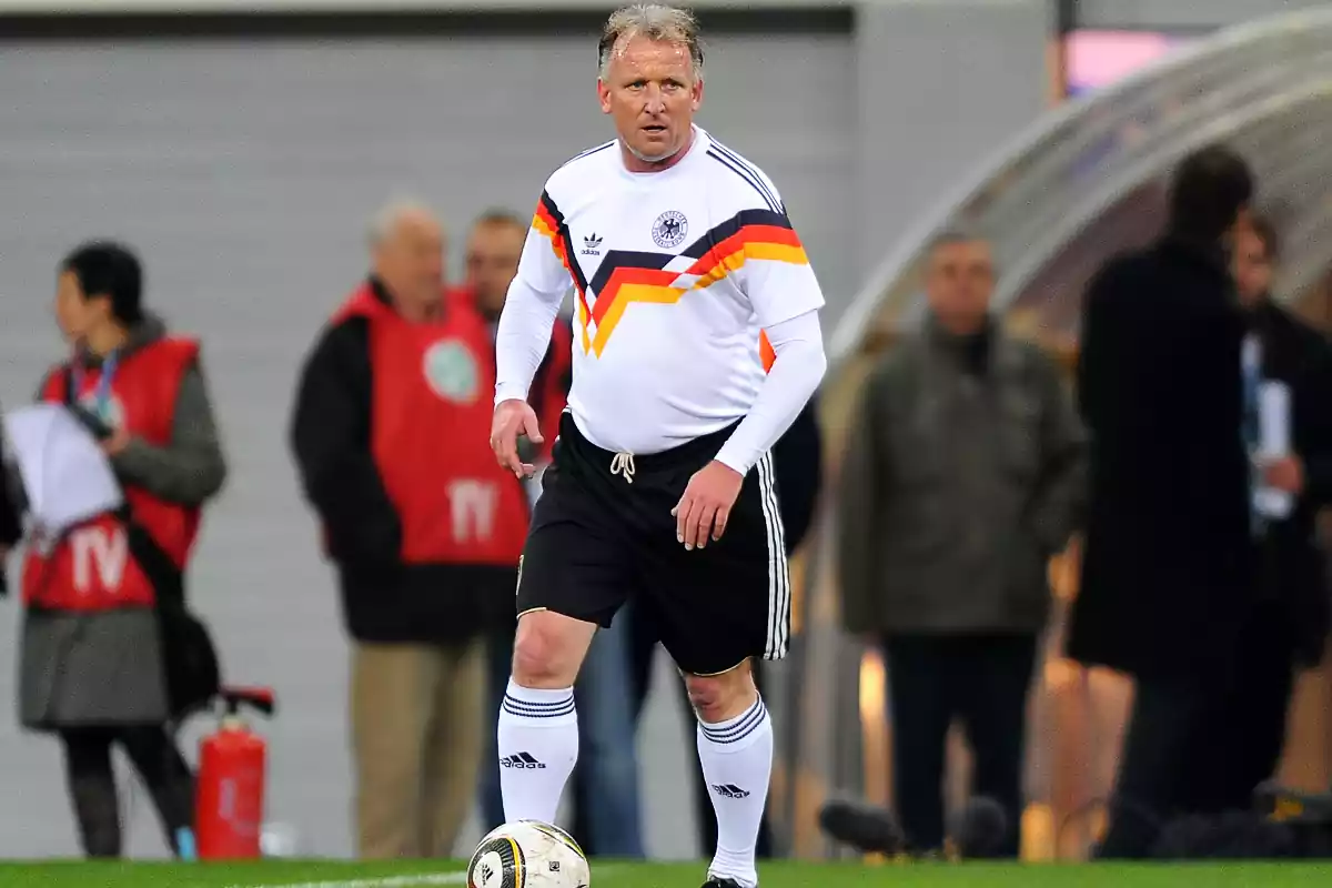 Andreas Brehme jugant amb la selecció alemanya veterana