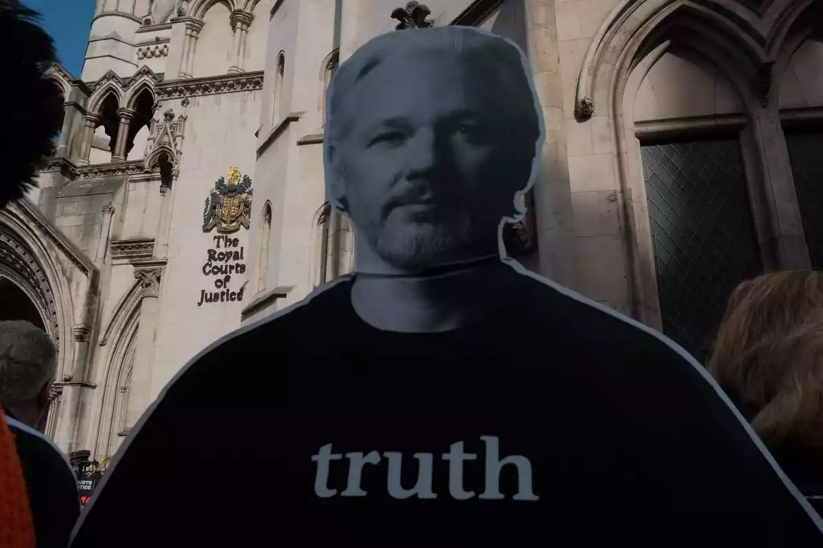 Cartell de Julian Assange
