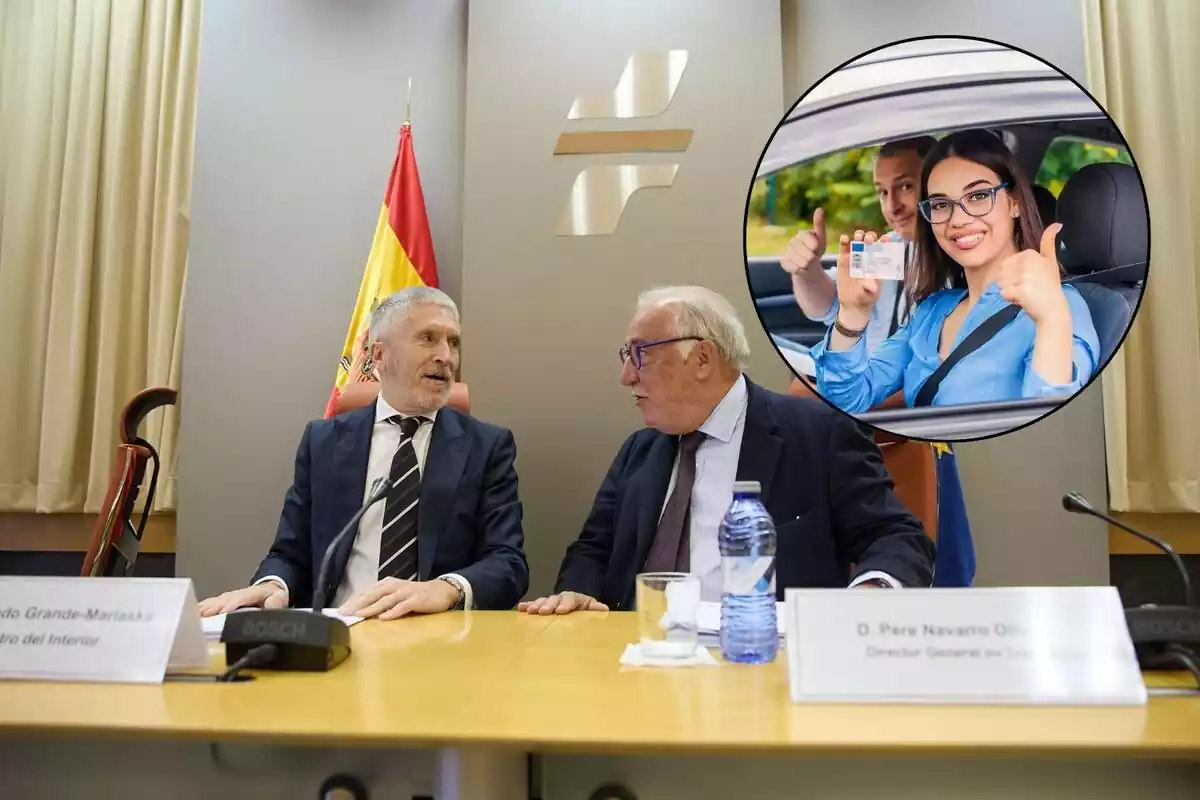 El ministre de l'Interior, Fernando Grande-Marlaska (i), presenta amb el director general de Trànsit, Pere Navarro (d), amb una imatge d'examinador