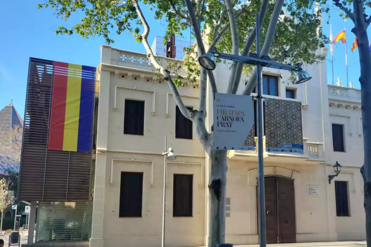 La façana de l'Ajuntament del Prat de Llobregat