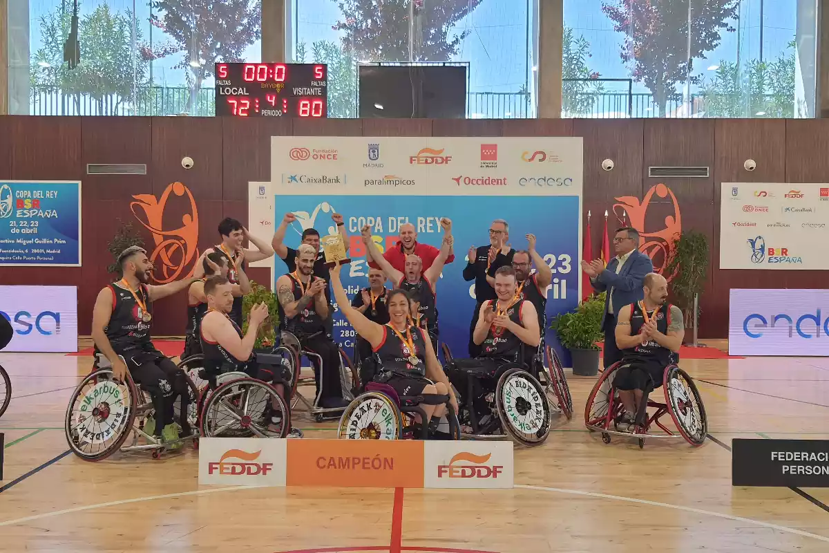 Jugadors de bàsquet amb cadira de rodes