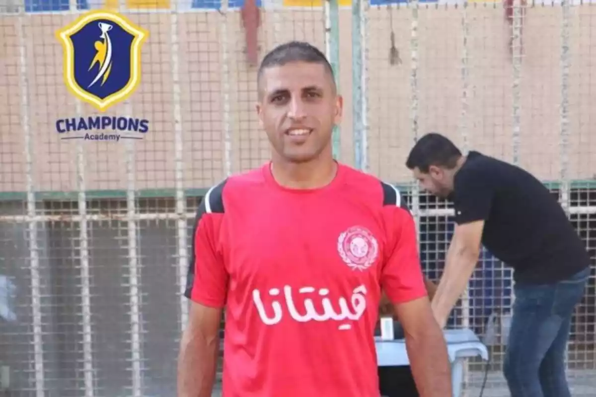 Mohammed Barakat vestit amb la samarreta del seu equip