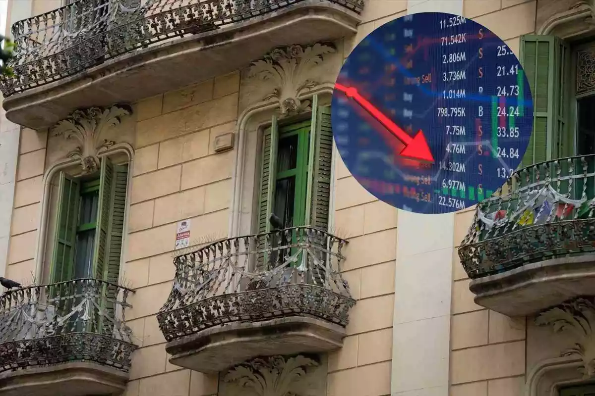 Un balcó de Barcelona en un fotomuntatge amb un gràfic de baixada de preus