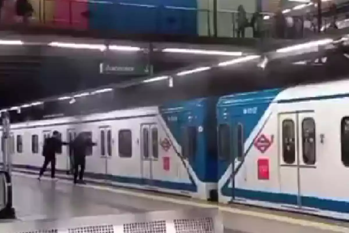 El fum surt d'un vagó del metro de Madrid