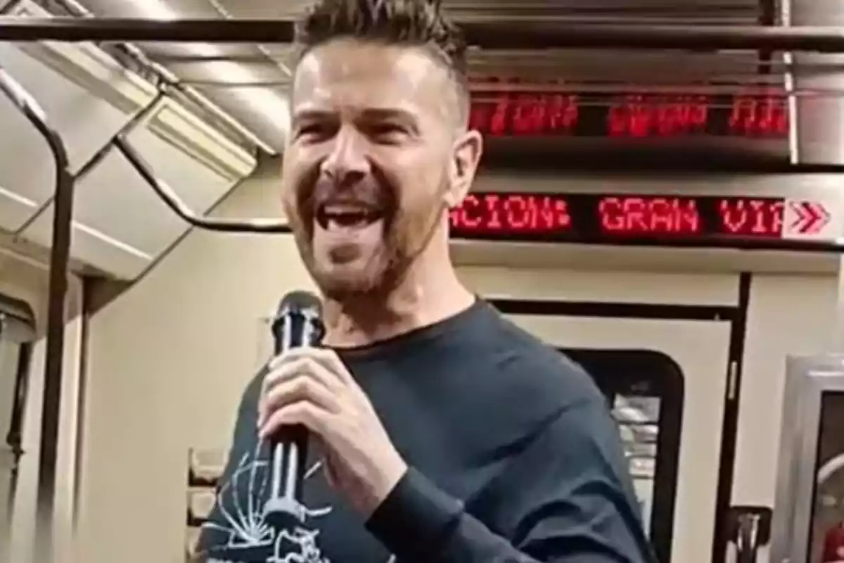 Luis Font cantant al metro