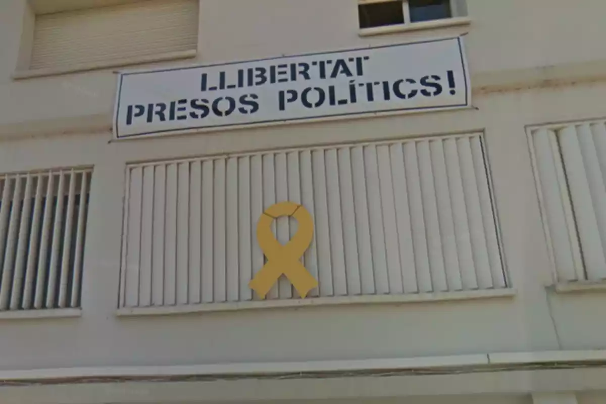 Cartell de Llibertat Presos Polítics amb un llaç groc a l'Ajuntament de l'Ametlla de Mar