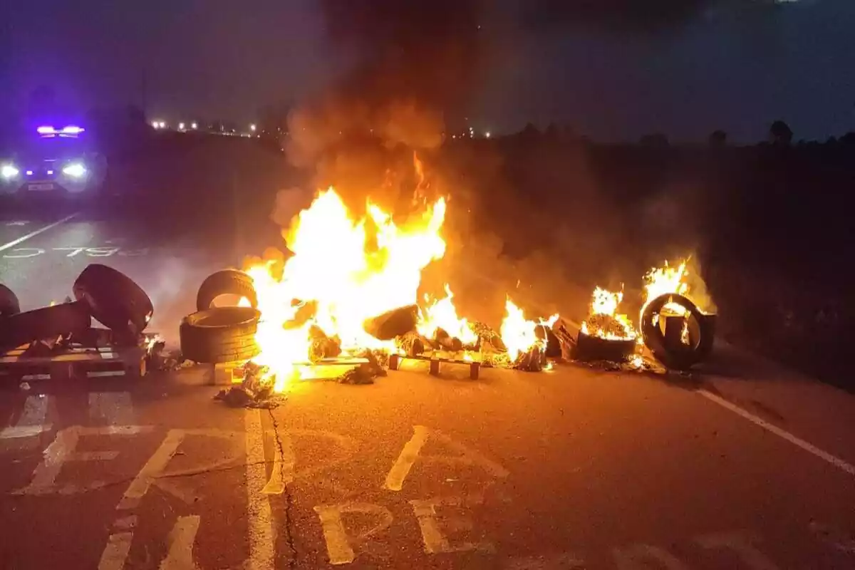 Pneumàtics cremant-se a la carretera com a protesta