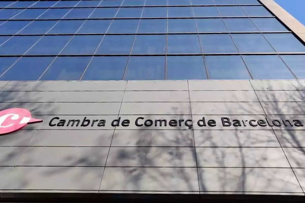 La façana de la Cambra de Comerç de Barcelona