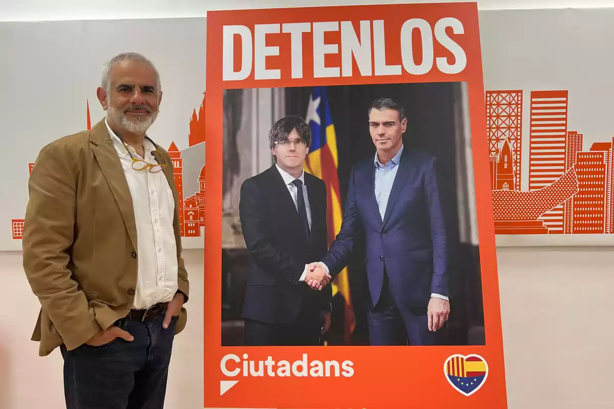 Carlos Carrizosa, amb un dels cartells de campanya