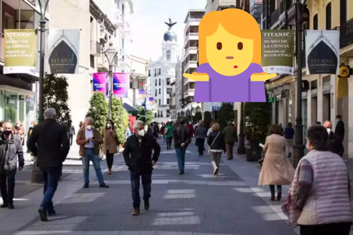 Gent caminant pel carrer