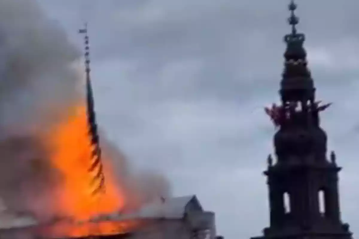 Les flames són visibles des de bona part de la capital danesa