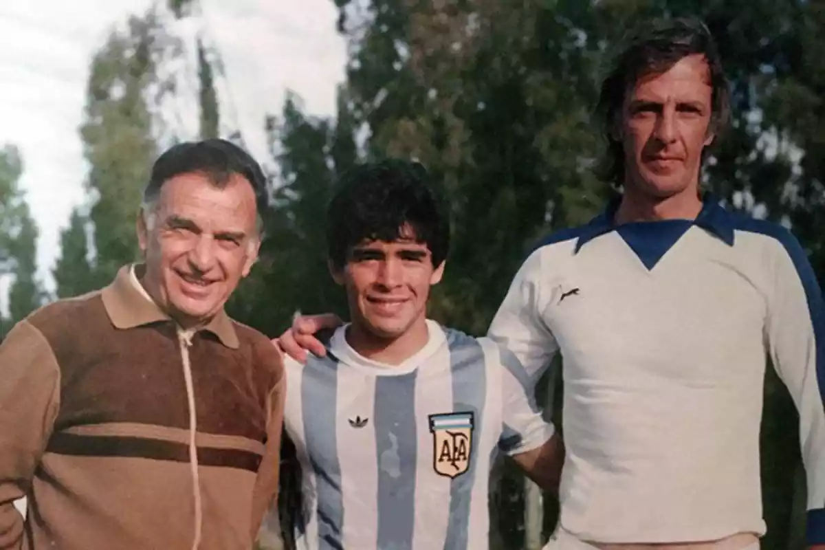 Menotti (dreta) amb Diego Armando Maradona