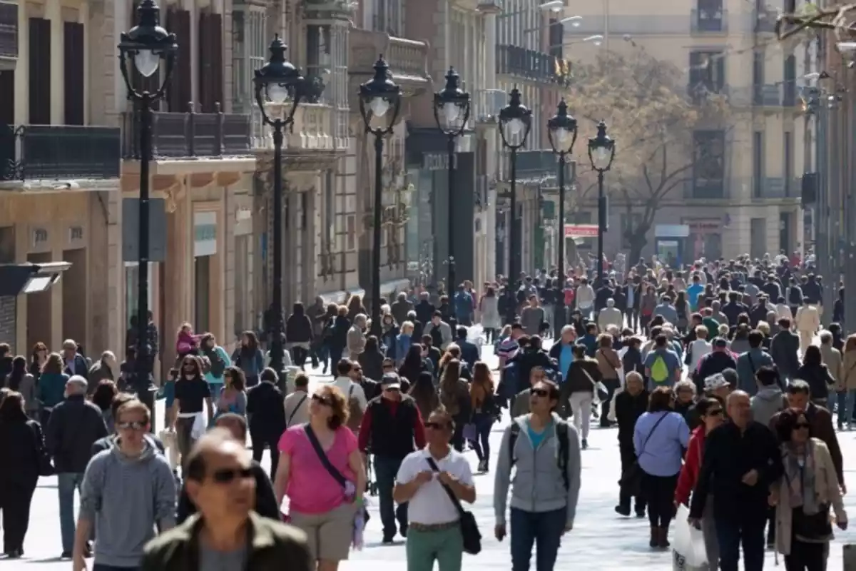 Gent passejant pel Portal de l'Àngel de Barcelona
