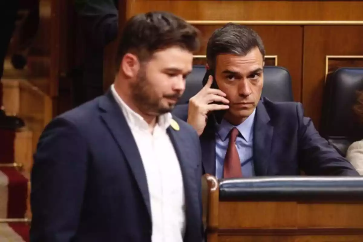 Pedro Sánchez observa el portaveu d'ERC, Gabriel Rufián
