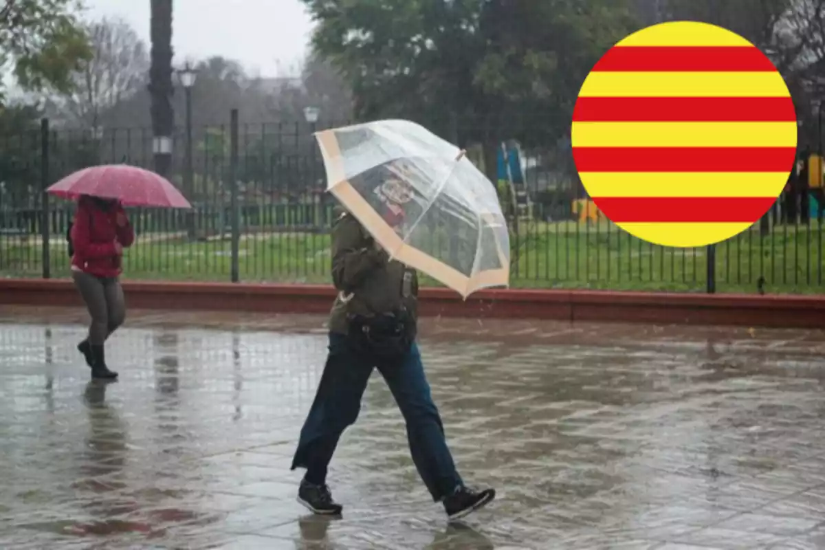 Un home es protegeix de la pluja