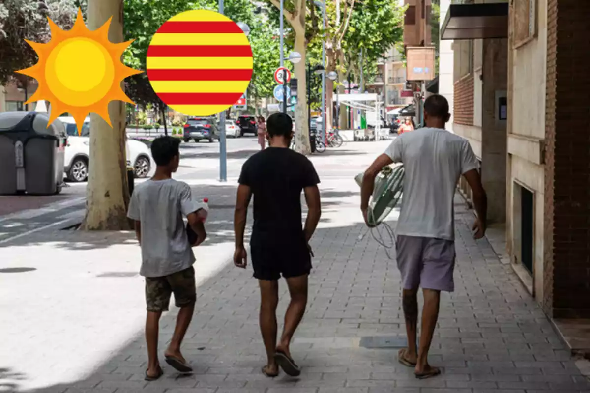 Tres homes caminant pel carrer