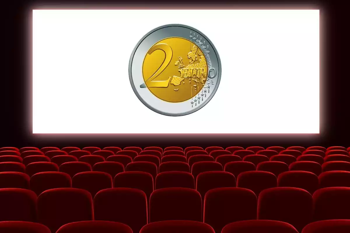 Sala de cinema amb una moneda de dos euros al fons