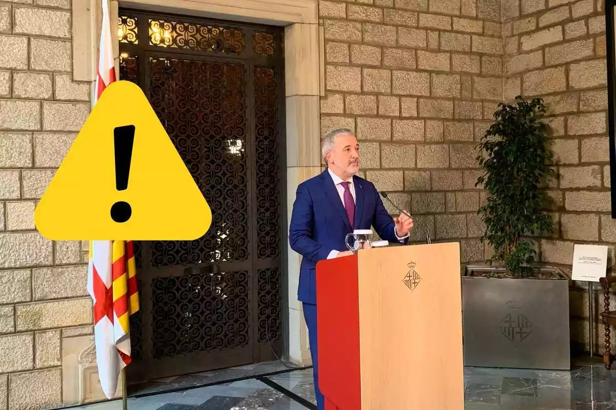 Jaume Collboni amb un senyal d'alerta