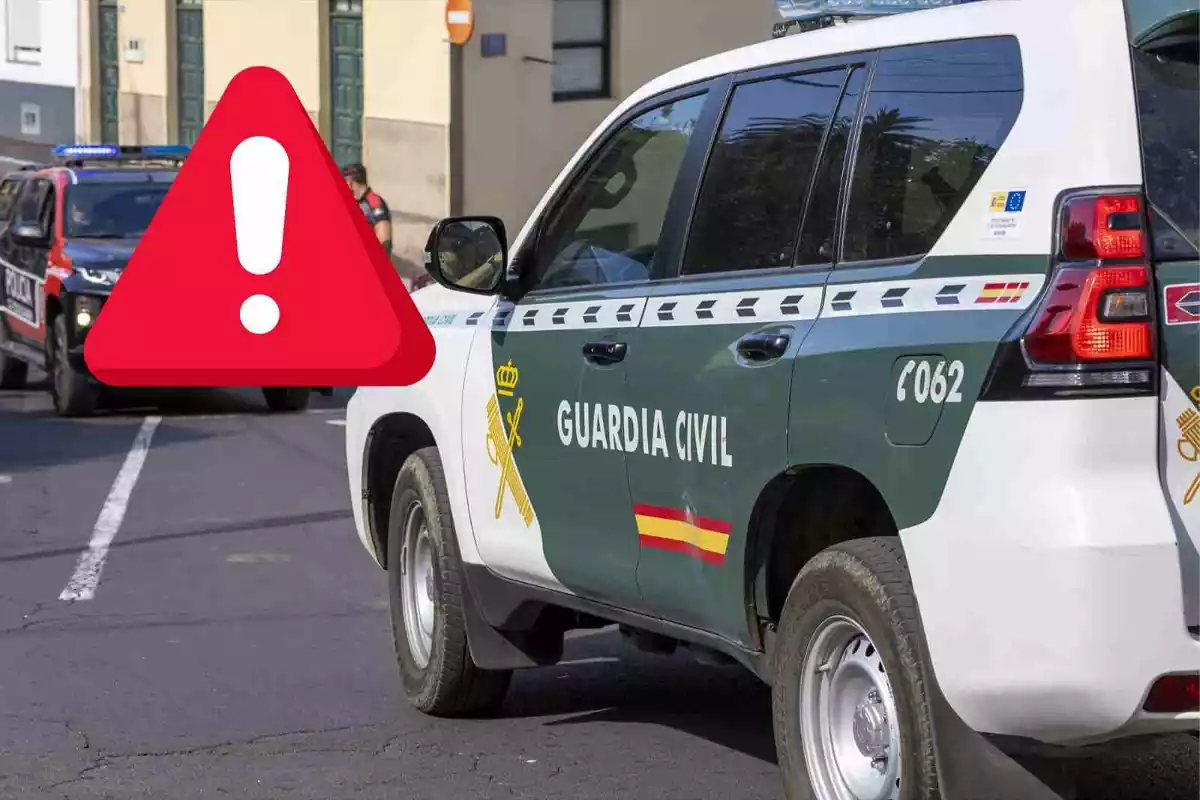 Un cotxe de la Guàrdia Civil amb símbol d'alerta