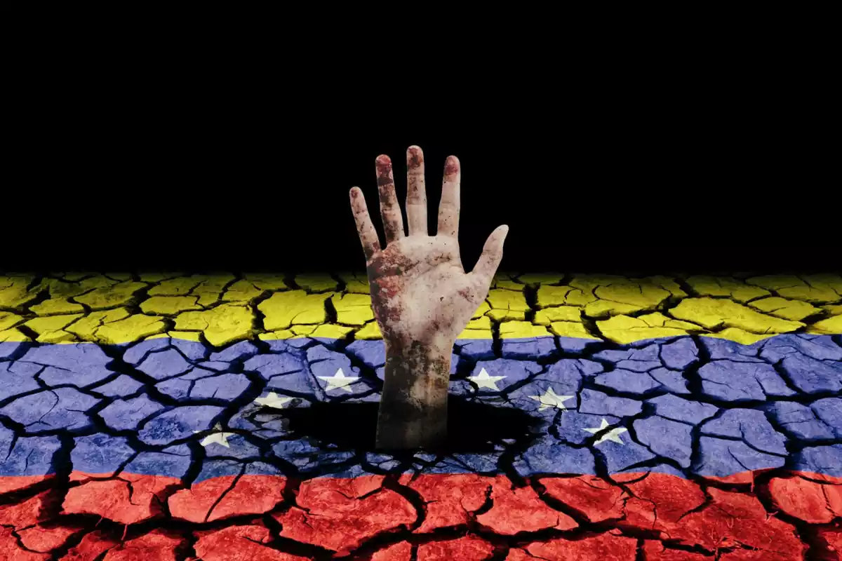 Una mà surt de dins una bandera de Veneçuela