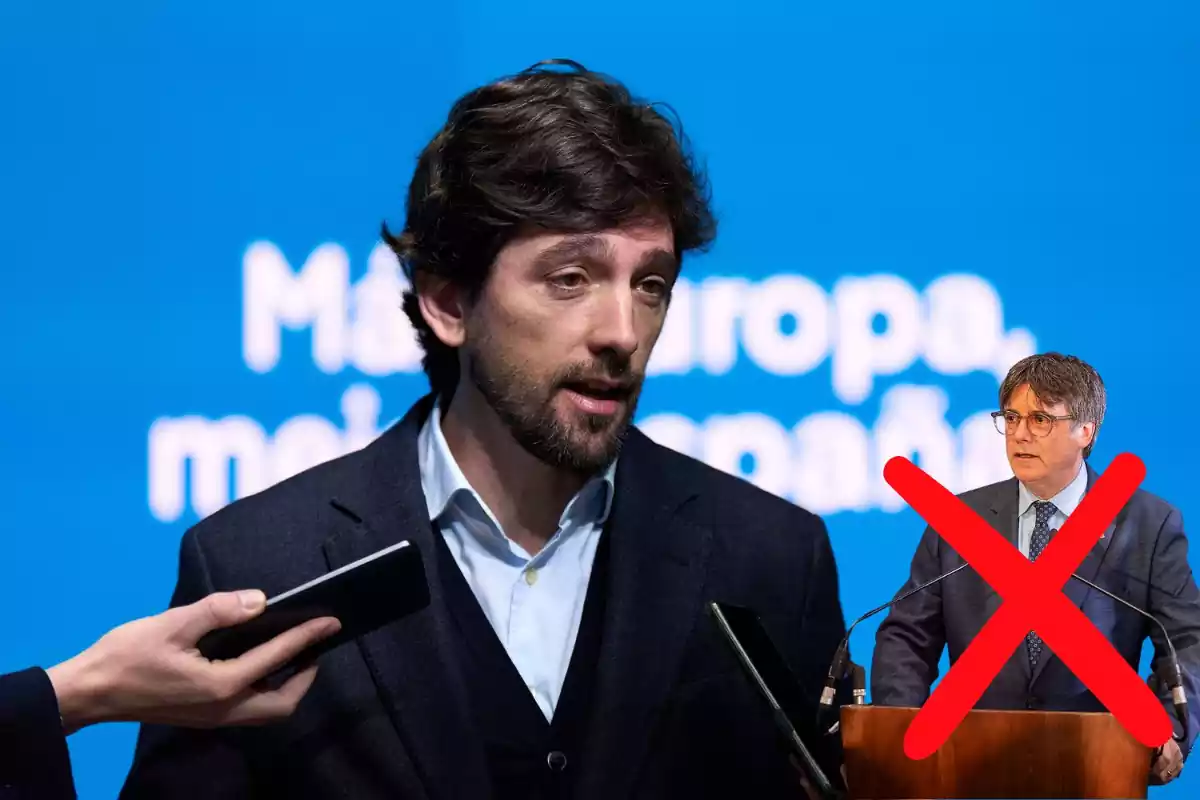 Adrián Vázquez amb una imatge de Puigdemont i una creu
