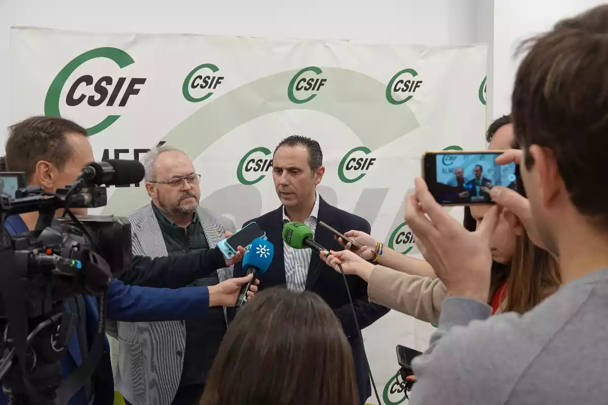 El president de CSIF a Andalusia, Germán Girela, atenent els mitjans