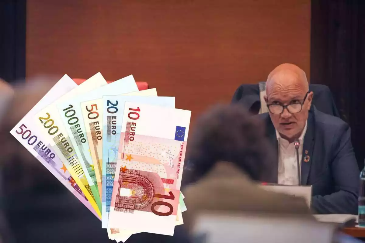David Mascort amb una imatge de diners