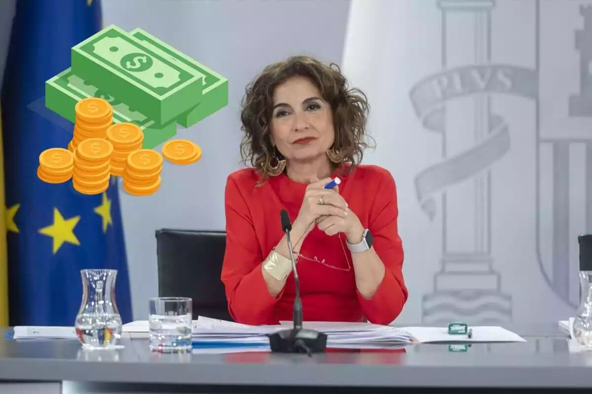 La ministra d'Hisenda, María Jesús Montero, en un fotomuntatge amb diners
