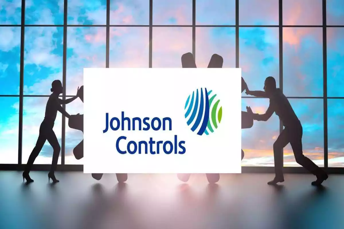 El logotip de Johnson Controls en un fotomuntatge amb dues persones empenyent-lo