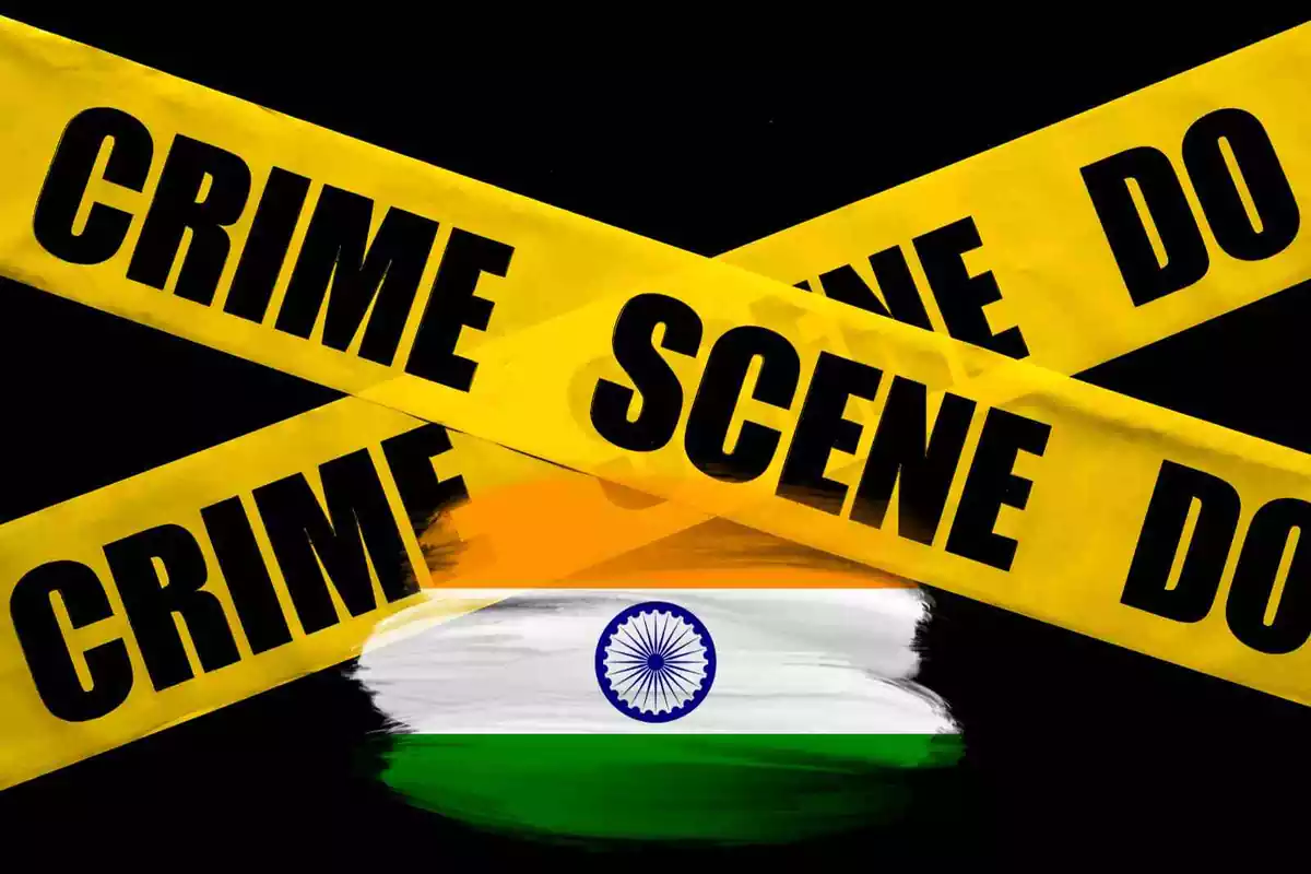 Una escena del crim amb una bandera de l'Índia