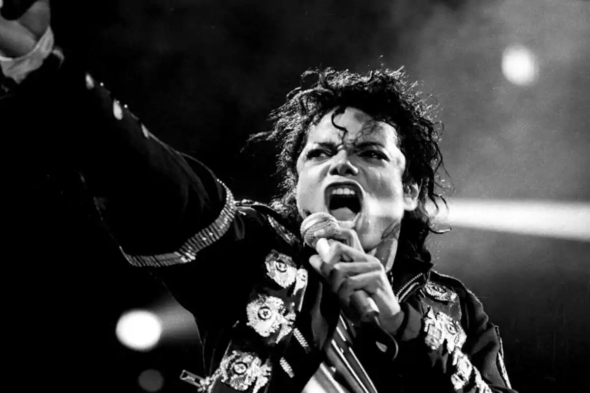 Michael Jackson cantant en un concert