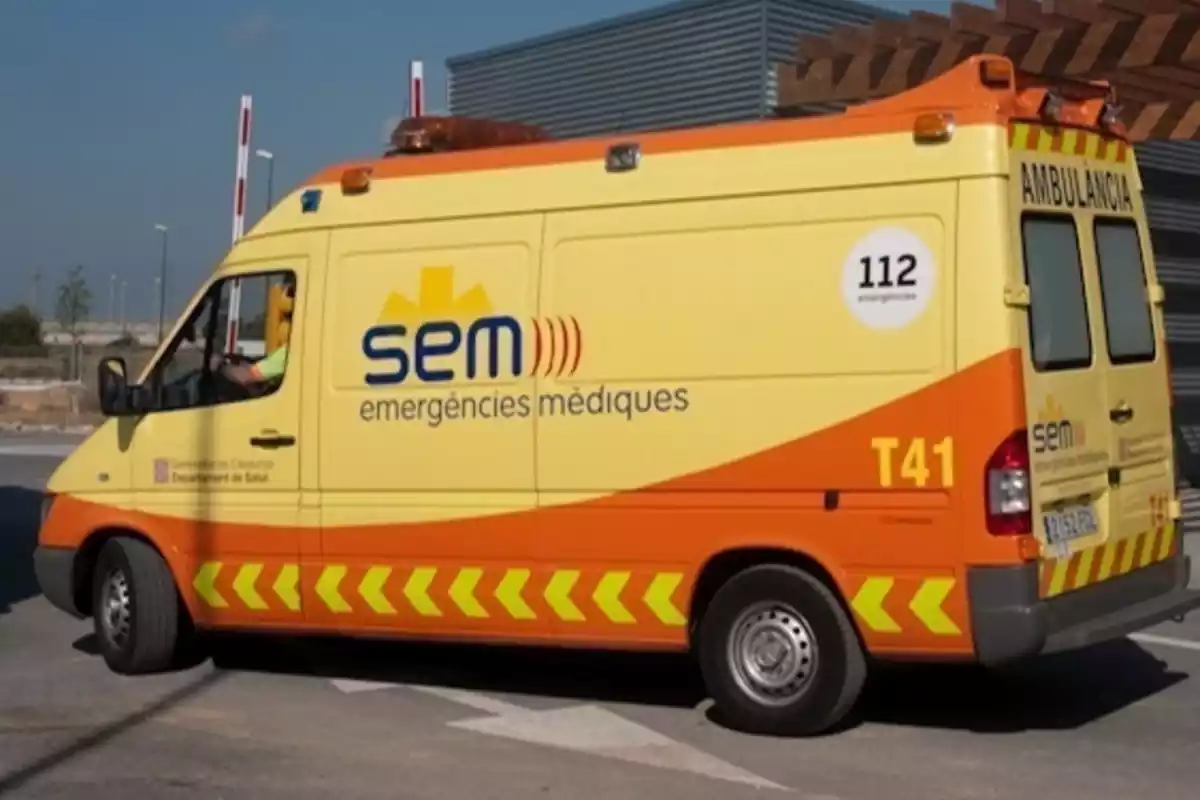Una ambulancia del Servei d'Emergències Mèdiques (SEM)