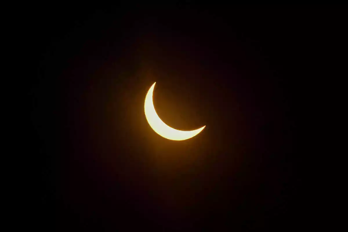La lluna es desplaça davant del sol durant un eclipsi solar a la ruta de la totalitat a Viña del Mar