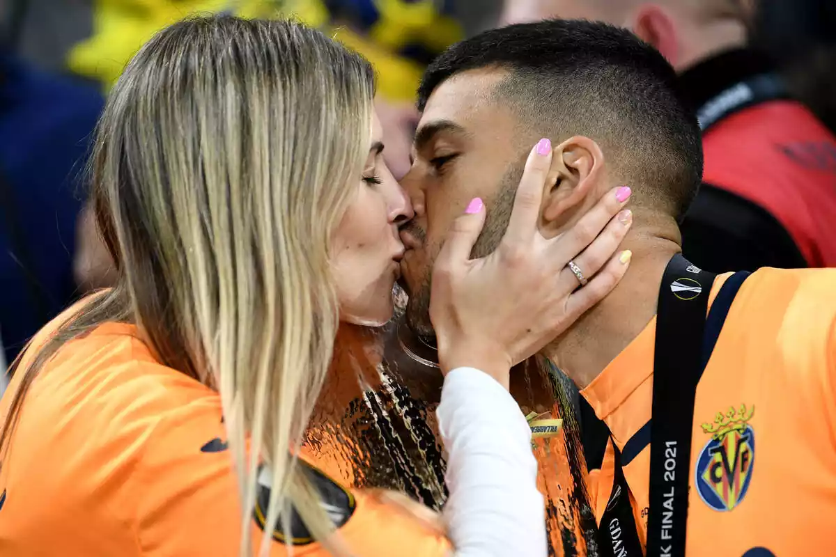 Geronimo Rulli, del Vila-real, fa un petó a la seva parella després de guanyar el partit final de la Lliga Europa de la UEFA contra el Manchester United.
