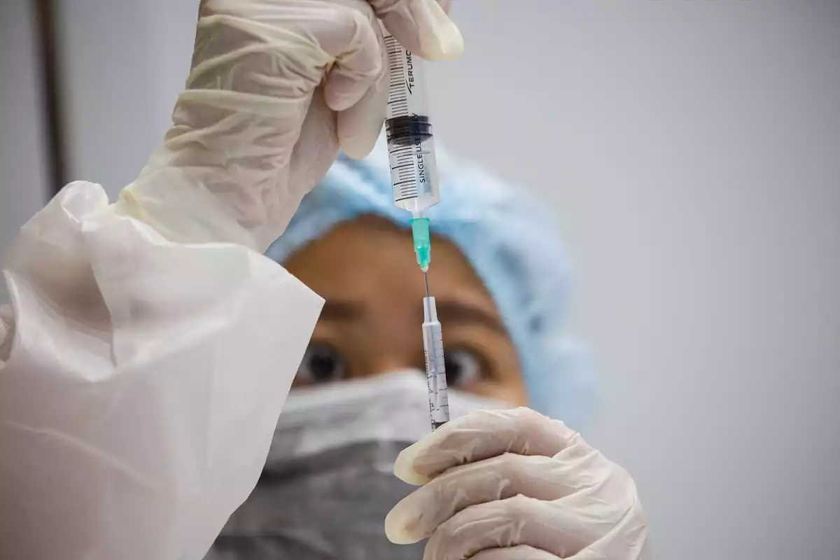 Una infermera preparant una vacuna