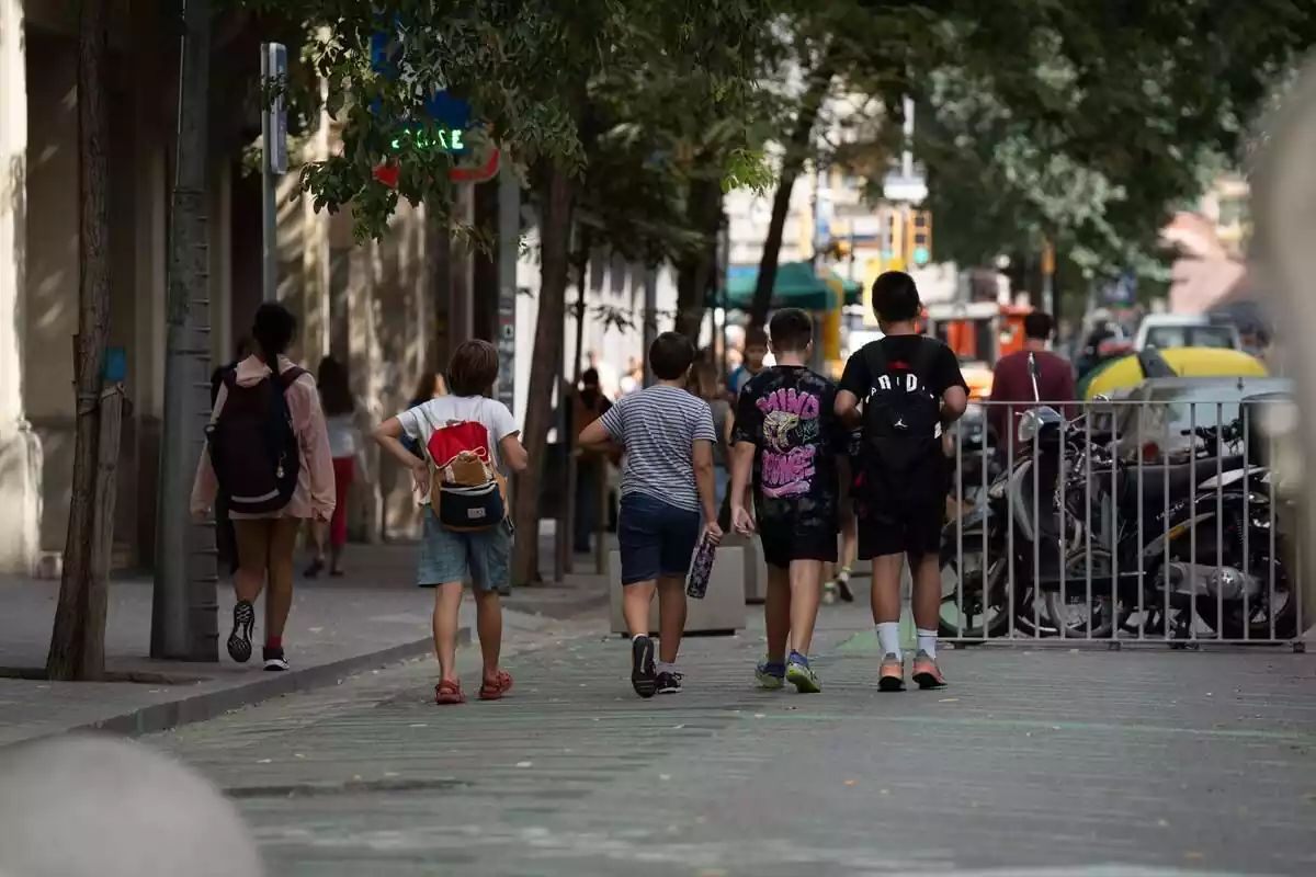 Diversos nens caminen a la sortida del col·legi Pia Balmes a Barcelona