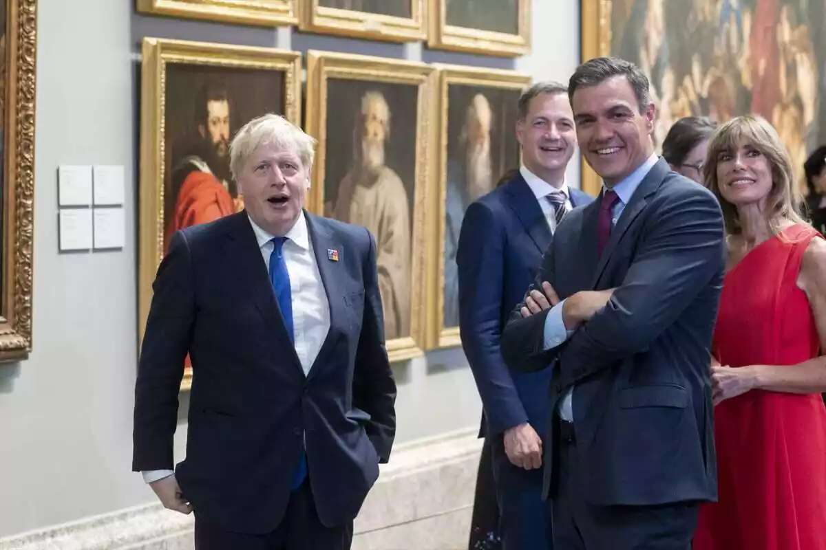 Pedro Sánchez i Boris Johnson somriuen davant els mitjans de comunicació