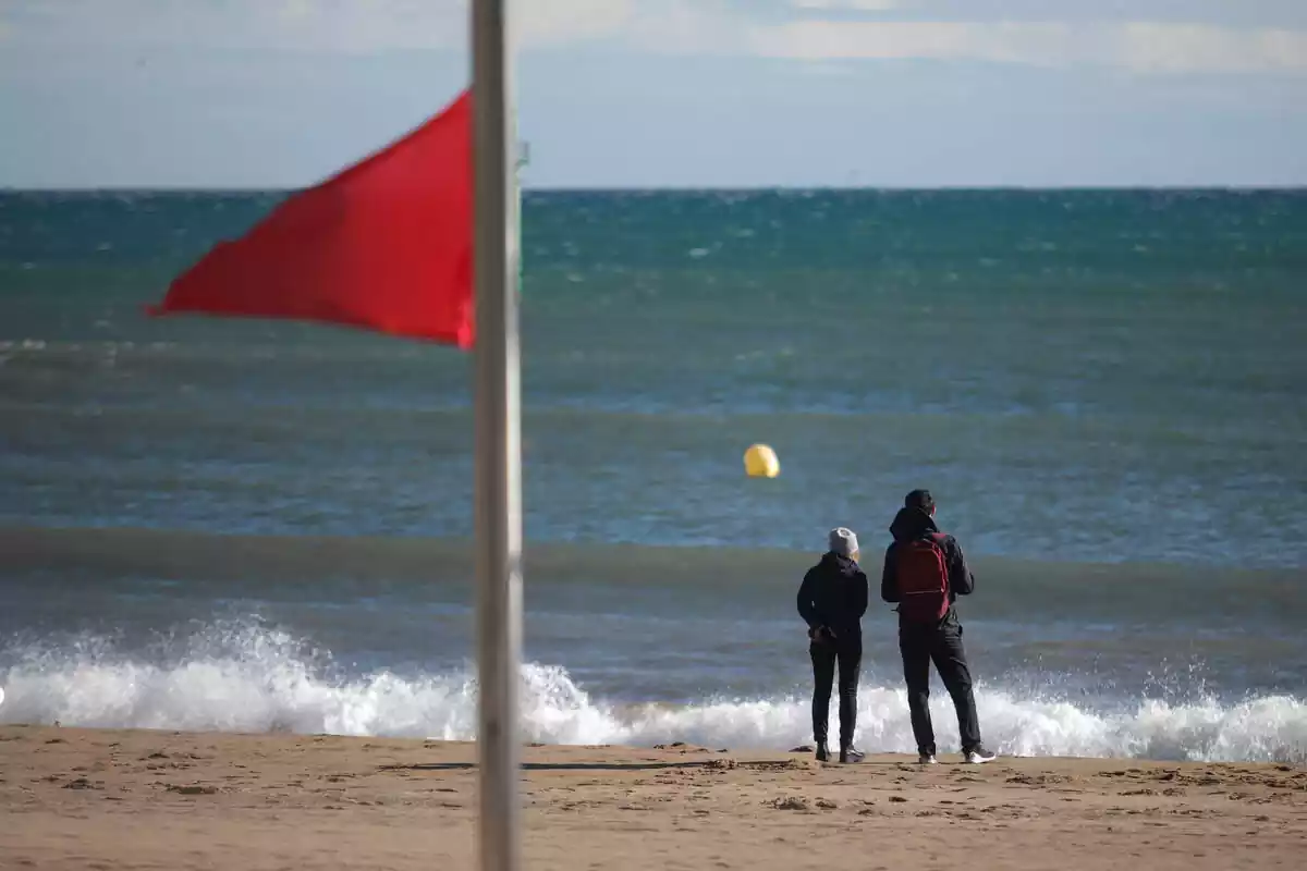 Bandera vermella a causa del temporal a la platja de la Barceloneta, a 17 de gener de 2023, a Barcelona