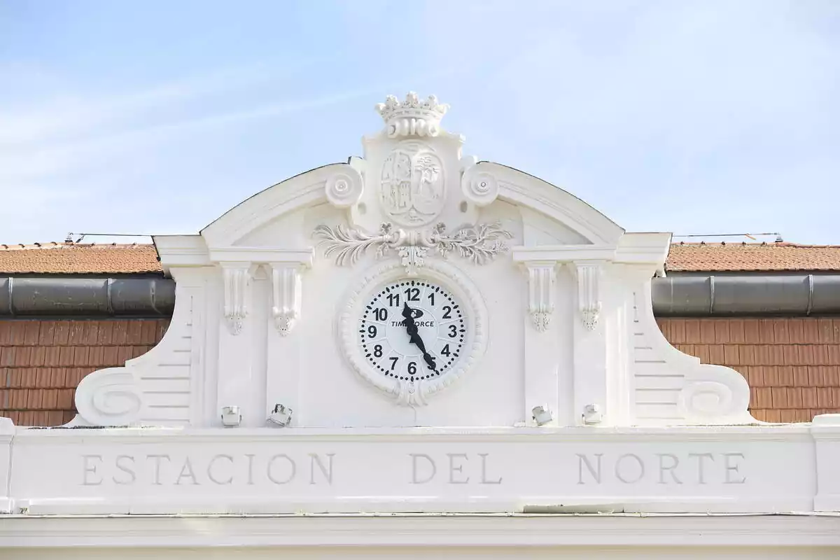 El rellotge de l'Estació del Nord marca les 11.25 hores, a 25 de març de 2023, a Madrid