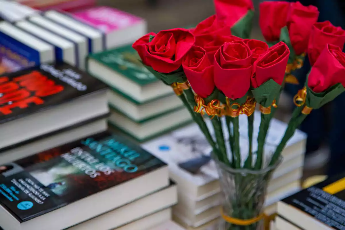 Llibres i roses en un lloc durant Sant Jordi