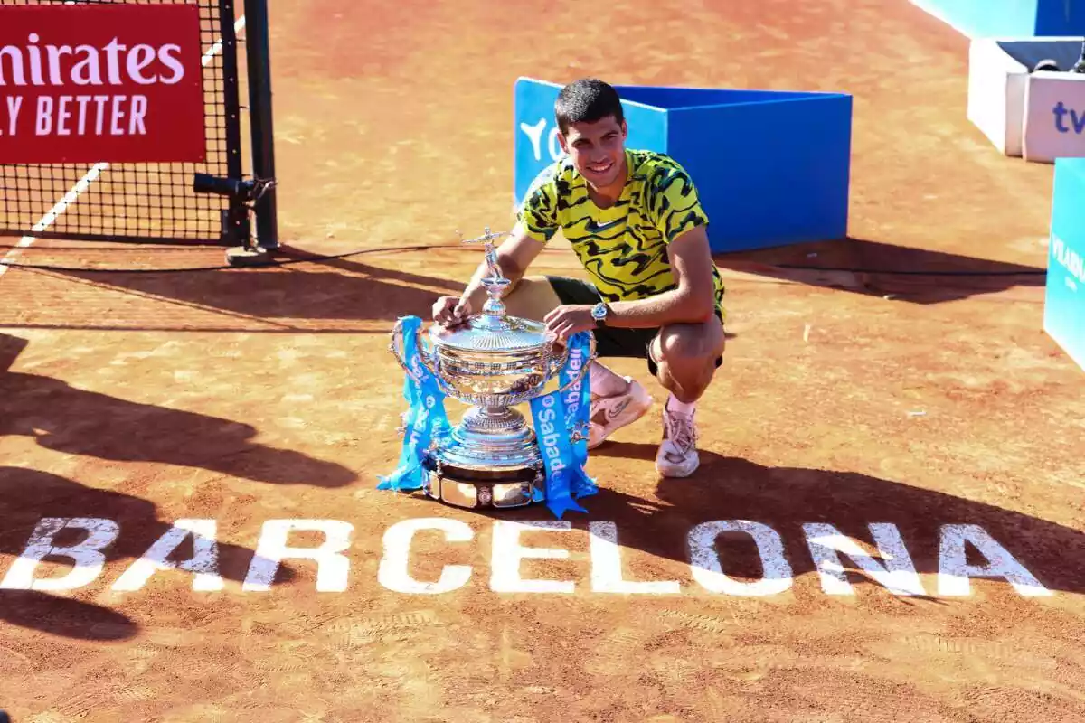 Carlos Alcaraz d'Espanya posa amb el trofeu de campió després de guanyar contra Stefanos Tsitsipas de Grècia durant el partit final del Barcelona Open Banc Sabadell 2023