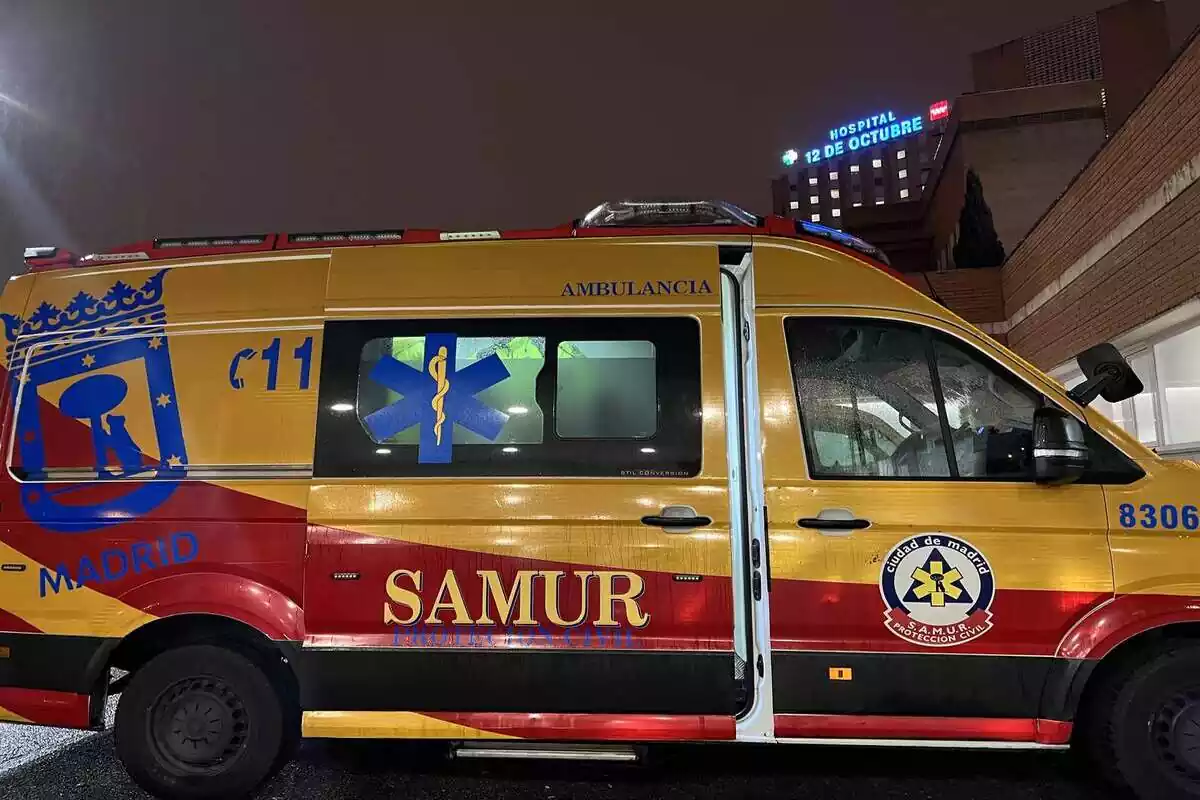 Ambulància de SAMUR Protecció Civil davant de l'Hospital 12 d'Octubre de Madrid