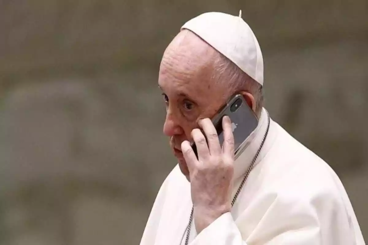 El Papa Francesc parlant per telèfon.
