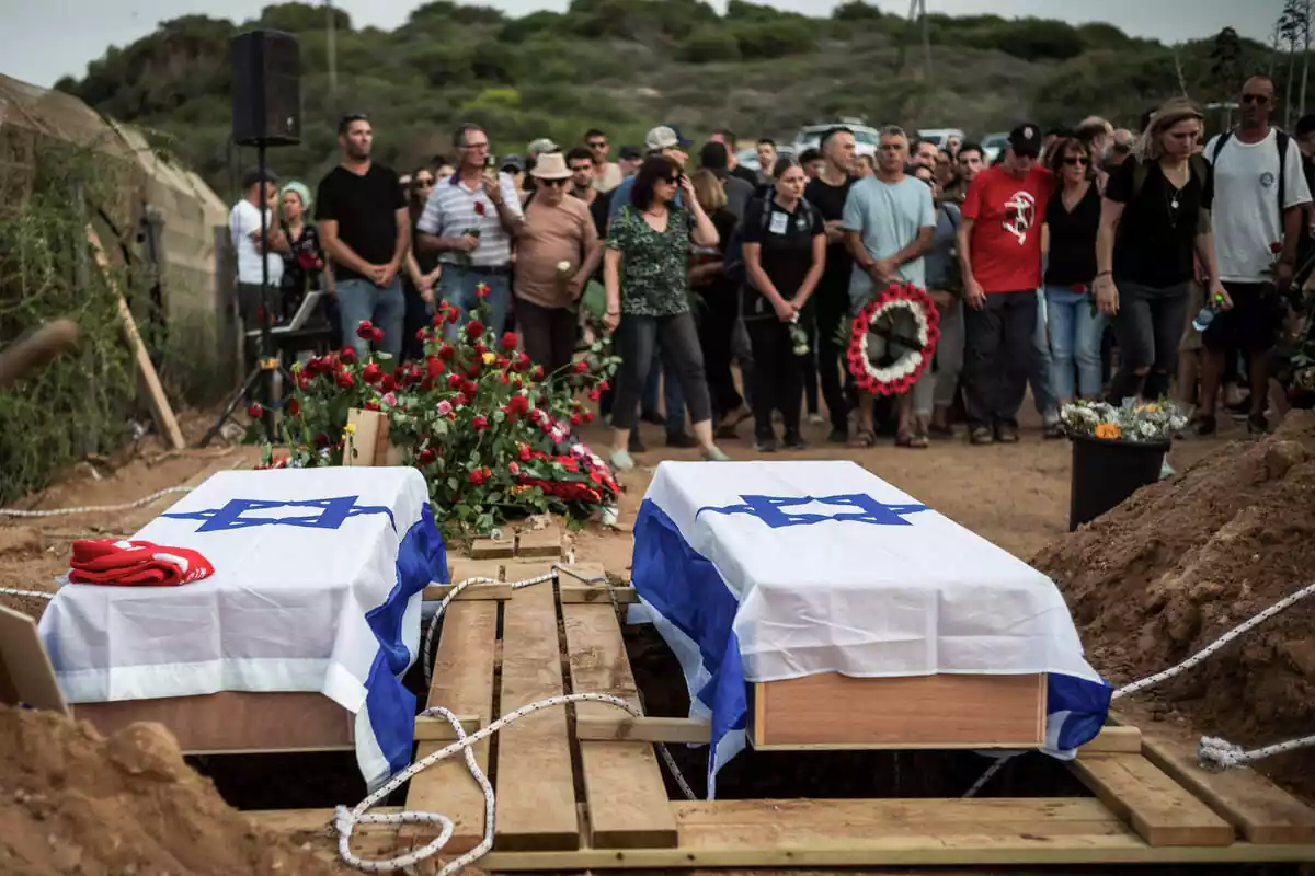Familiars i amics assisteixen a l'enterrament de Mani i Ayelet Godard, que van ser assassinats a casa seva al quibuts israelià de Be'eri durant els atacs del 7 d'octubre per part del grup militant islamista Hamàs