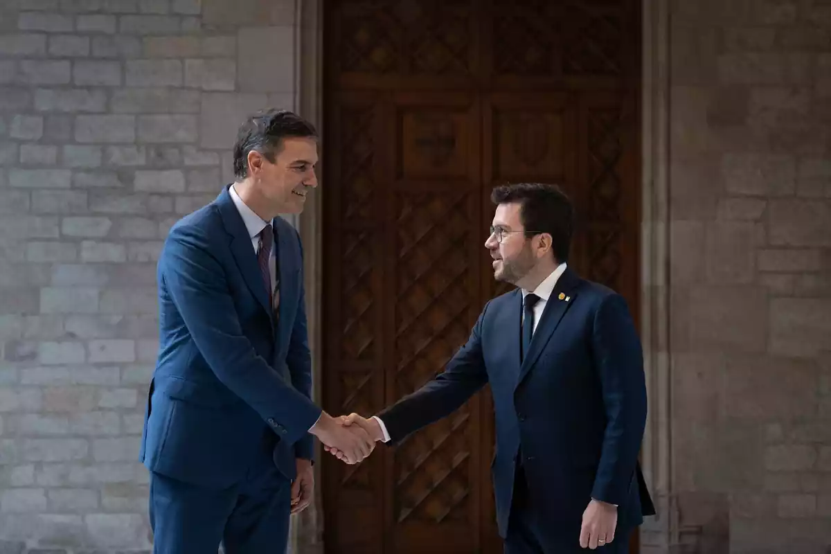 El president del Govern, Pedro Sánchez (i), i el president de la Generalitat de Catalunya, Pere Aragonès (d), es reuneixen al Palau de la Generalitat, el 21 de desembre de 2023