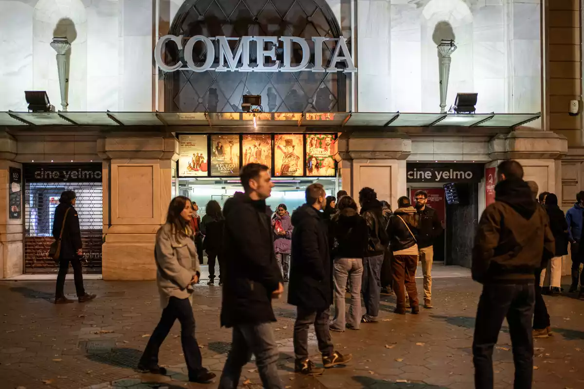 Façana del cinema Comèdia abans de la darrera projecció, a 14 de gener de 2024, a Barcelona
