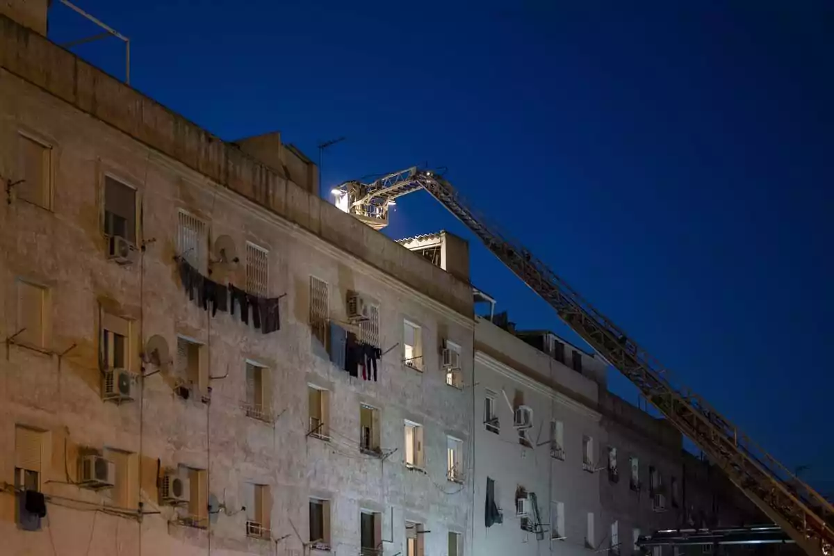 Els bombers de la Generalitat de Catalunya treballen en la troballa dels desapareguts a l'esfondrament d'un edifici, el 7 de febrer del 2024, a Badalona