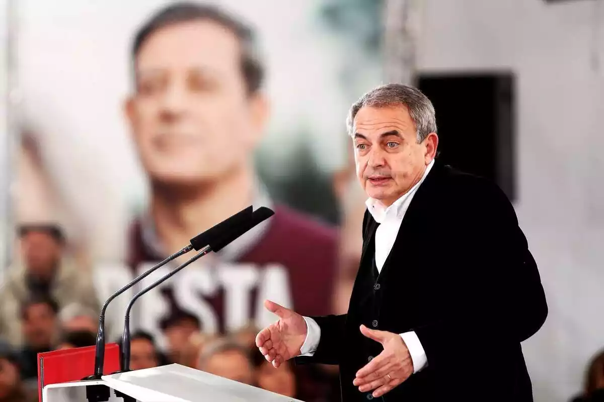 L'expresident del Govern, José Luis Rodríguez Zapatero, intervé durant un míting electoral del PSdeG, a la praça de la Constitució